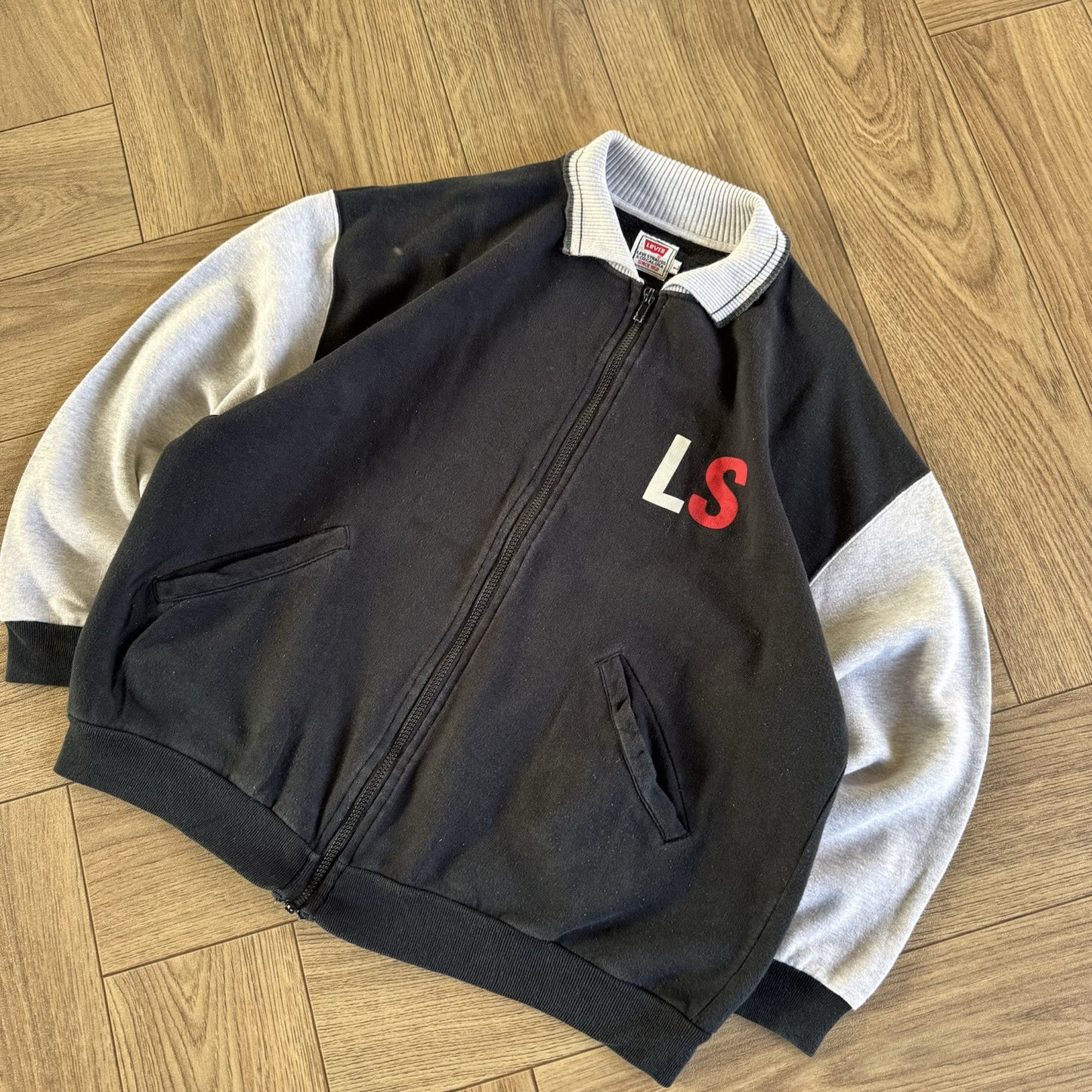 Vintage Levi’s Zip Collared Sweatshirt 90s Size L Black Grey Graphic Print