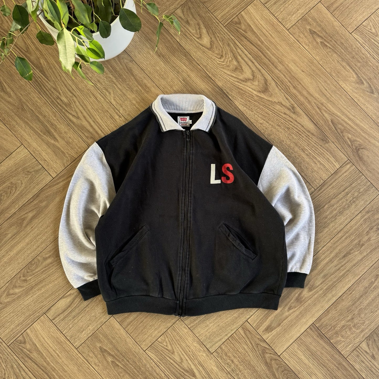 Vintage Levi’s Zip Collared Sweatshirt 90s Size L Black Grey Graphic Print