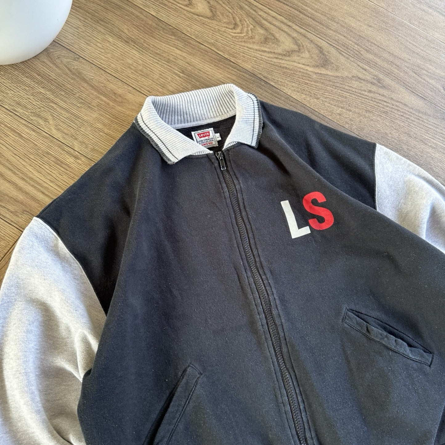 Vintage Levi’s Zip Collared Sweatshirt 90s Size L Black Grey Graphic Print